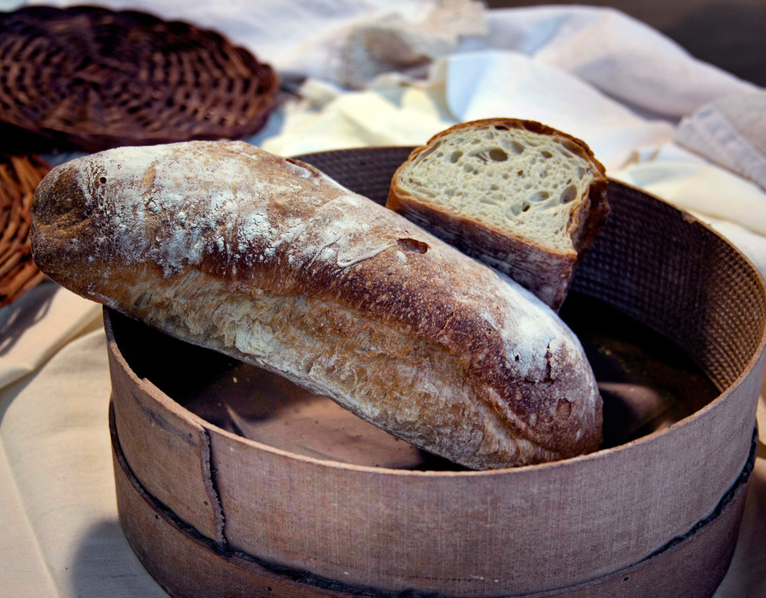 pane cafone dentro il setaccio di legno fatto con farine speciali antiche del Granaio Antico di Teramo