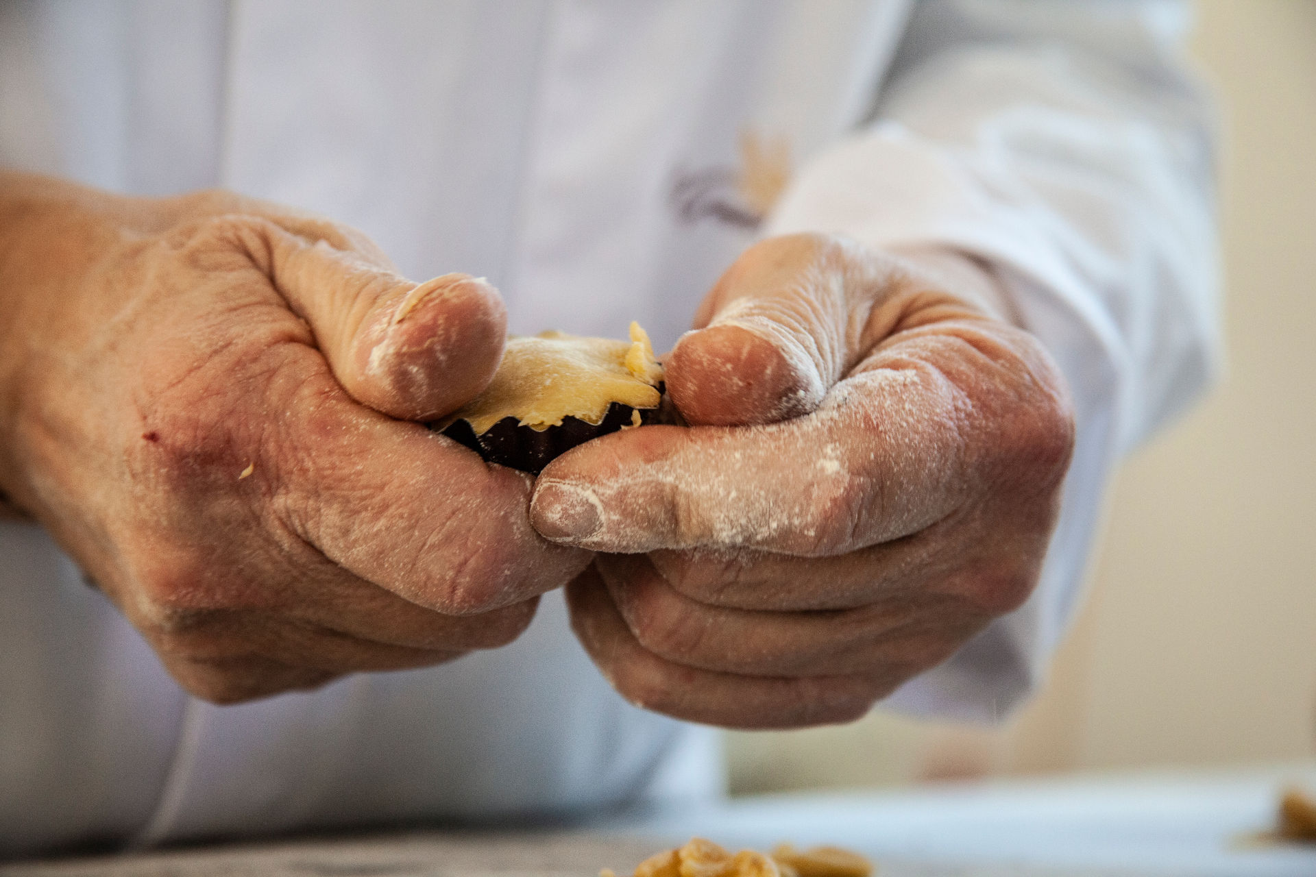 mani cuoco impastano dolci bocconotti tipici teramani del Il Granaio Antico di Teramo
